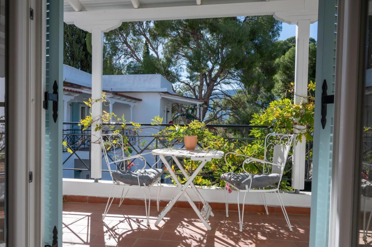 Odyssey Suites Poros Town Exterior foto