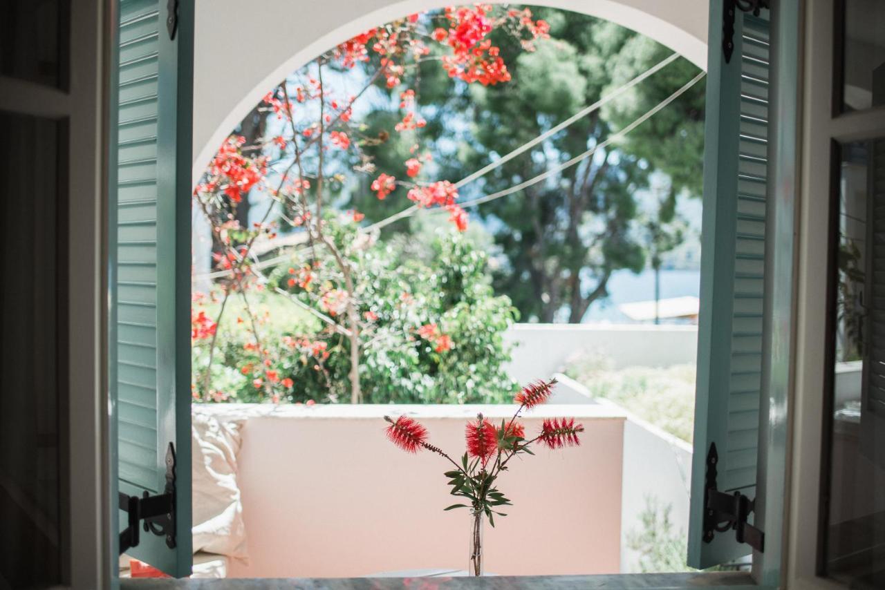 Odyssey Suites Poros Town Exterior foto